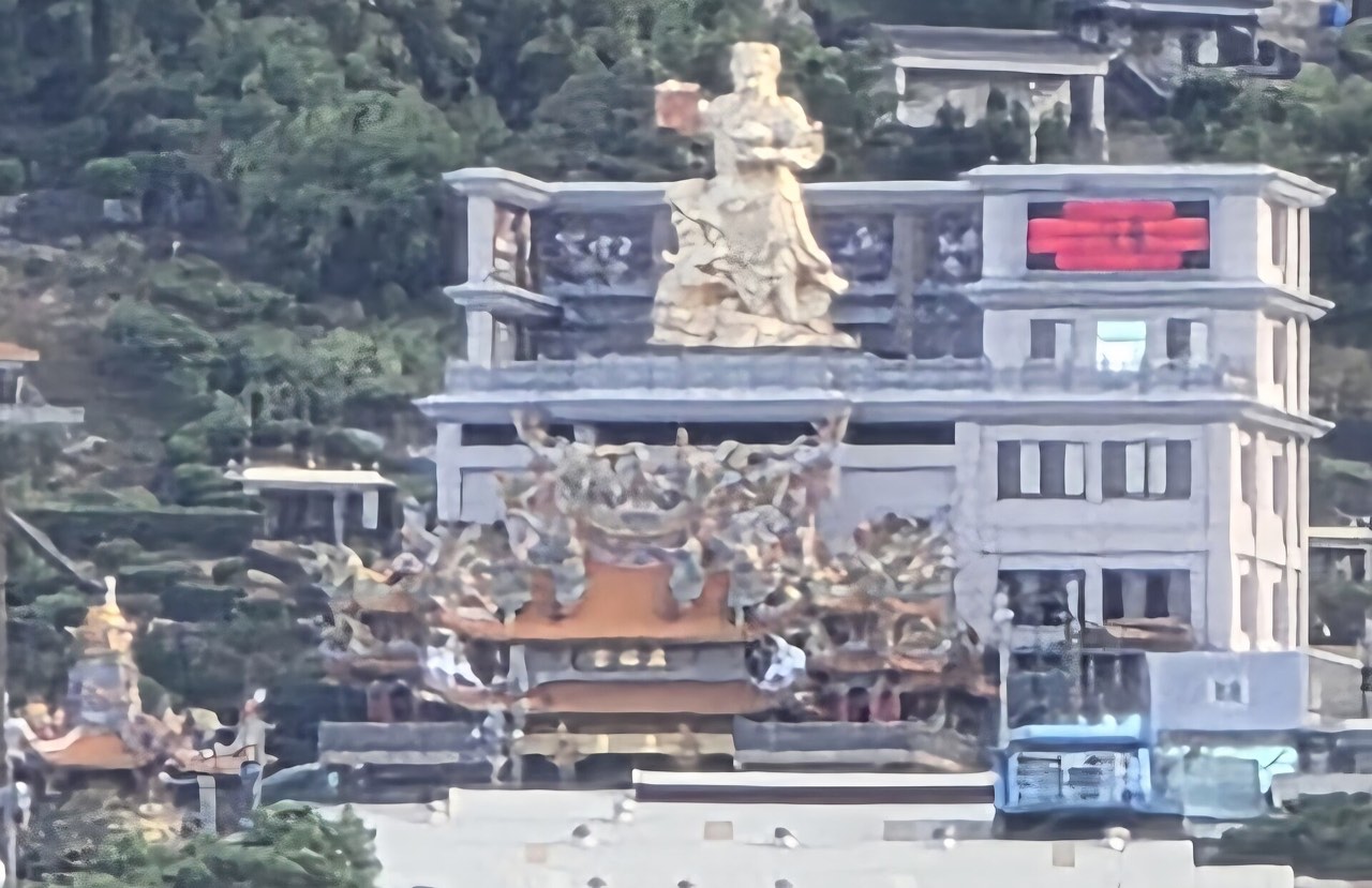 山坡上的八里五福宮建築群與屋頂神像