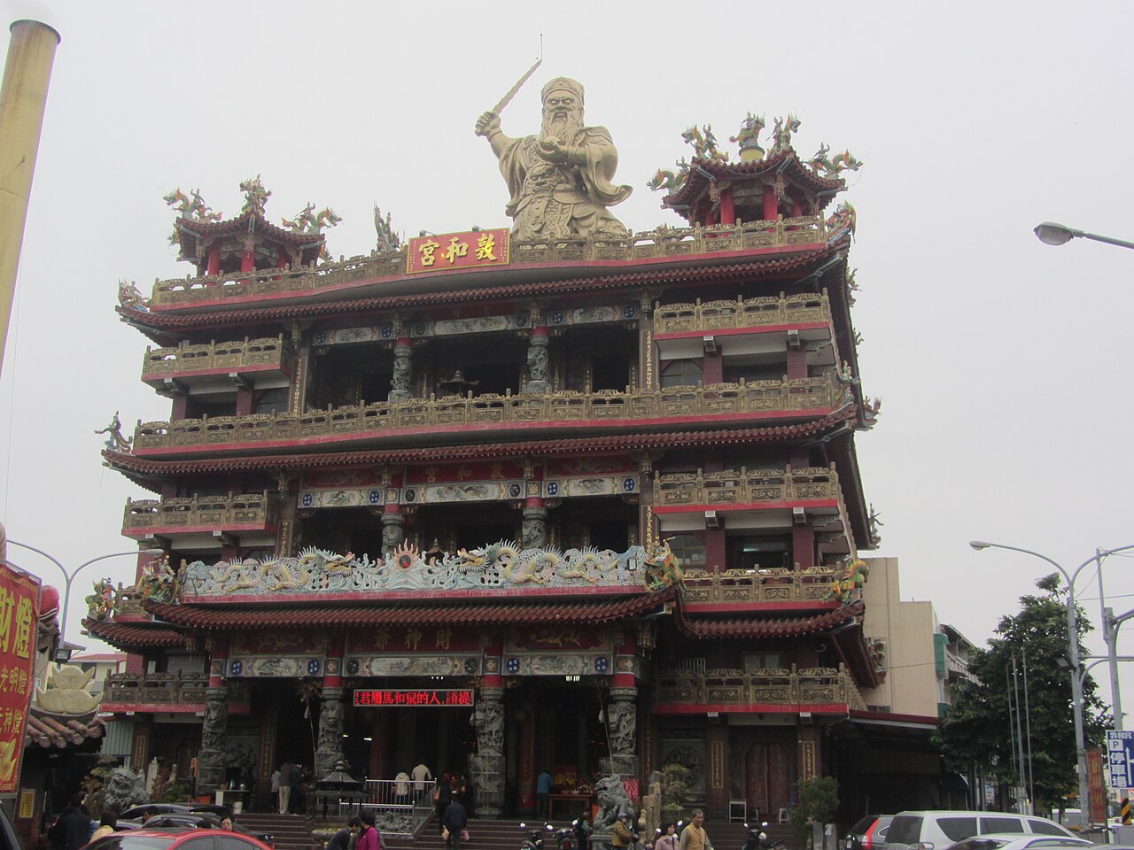 草屯敦和宮多層廟體與屋頂大型趙天君財神像
