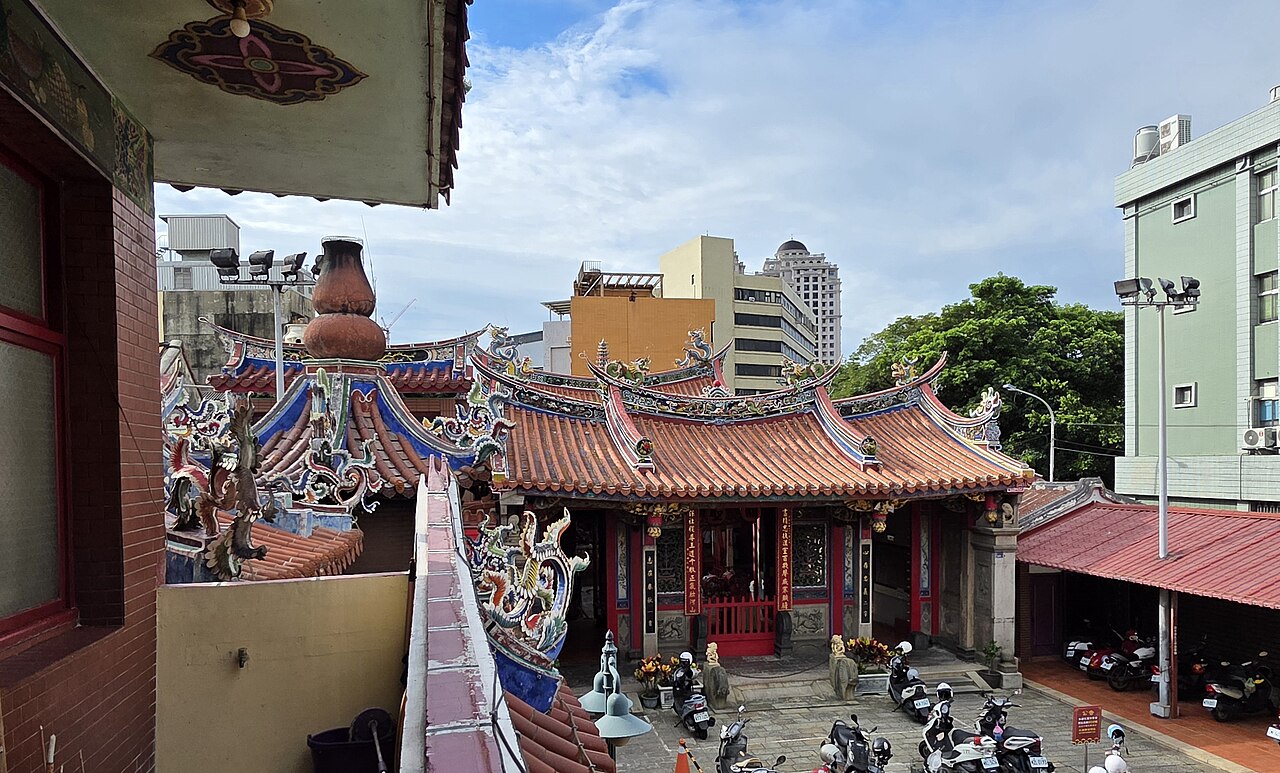 新竹關帝廟三川殿、前庭與周邊城市建築