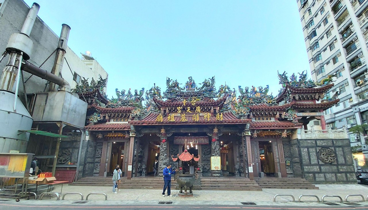 台中廣天宮臨街正殿、香爐與屋頂剪黏裝飾