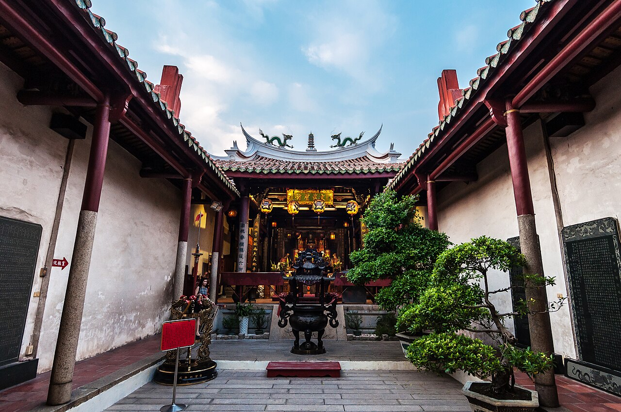 臺南祀典武廟中庭、紅色廊柱與正殿