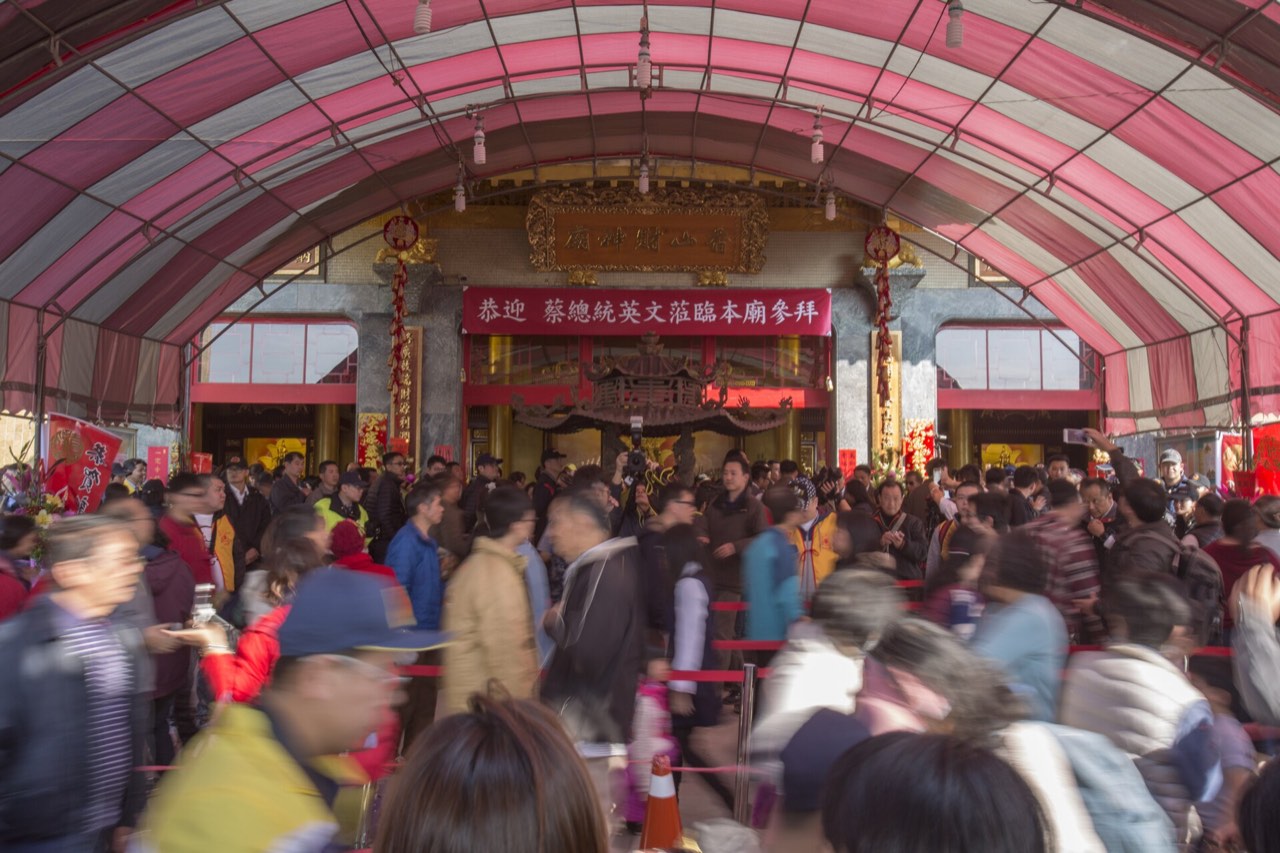 農曆新年期間香山財神廟入口與參香人潮